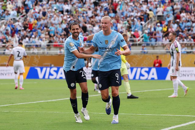 Bernardo Silva a celebrar o golo de Erling Haaland pelo Manchester City
