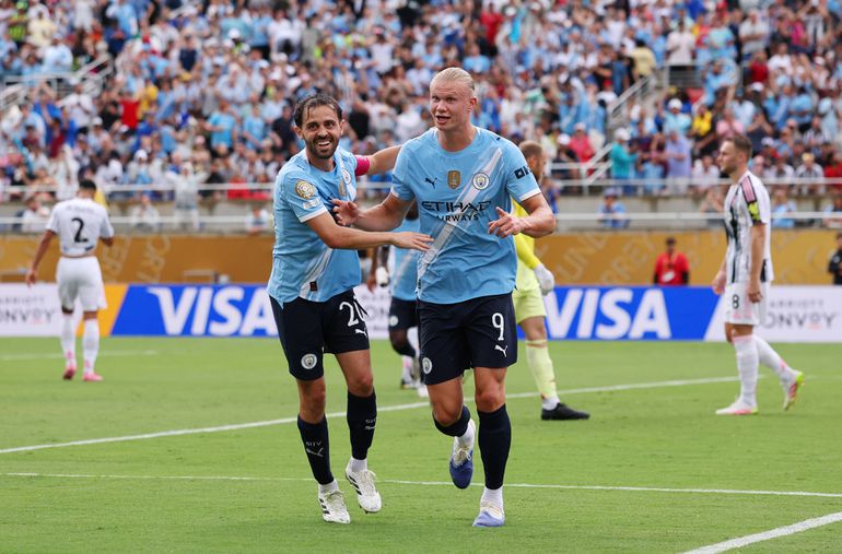 Bernardo Silva a celebrar o golo de Erling Haaland pelo Manchester City