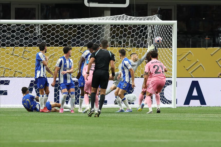 Lionel Messi, de livre direto, faz o segundo golo do Inter Miami frente ao FC Porto, jogo da terceira e última jornada da fase de grupos do Mundial de Clubes
