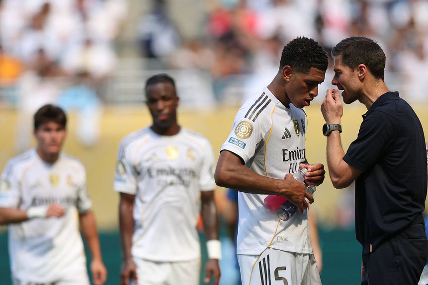 Bellingham conversa com Xabi Alosno durante jogo do Real Madrid