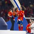 Marc Cucurella com a mulher e os dois filhos