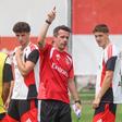 Marco Silva dá indicações no treino do Benfica - Foto: Benfica