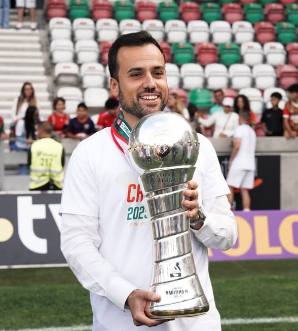 João Moura, diretor desportivo, com o troféu da Segunda Liga — Foto: Liga