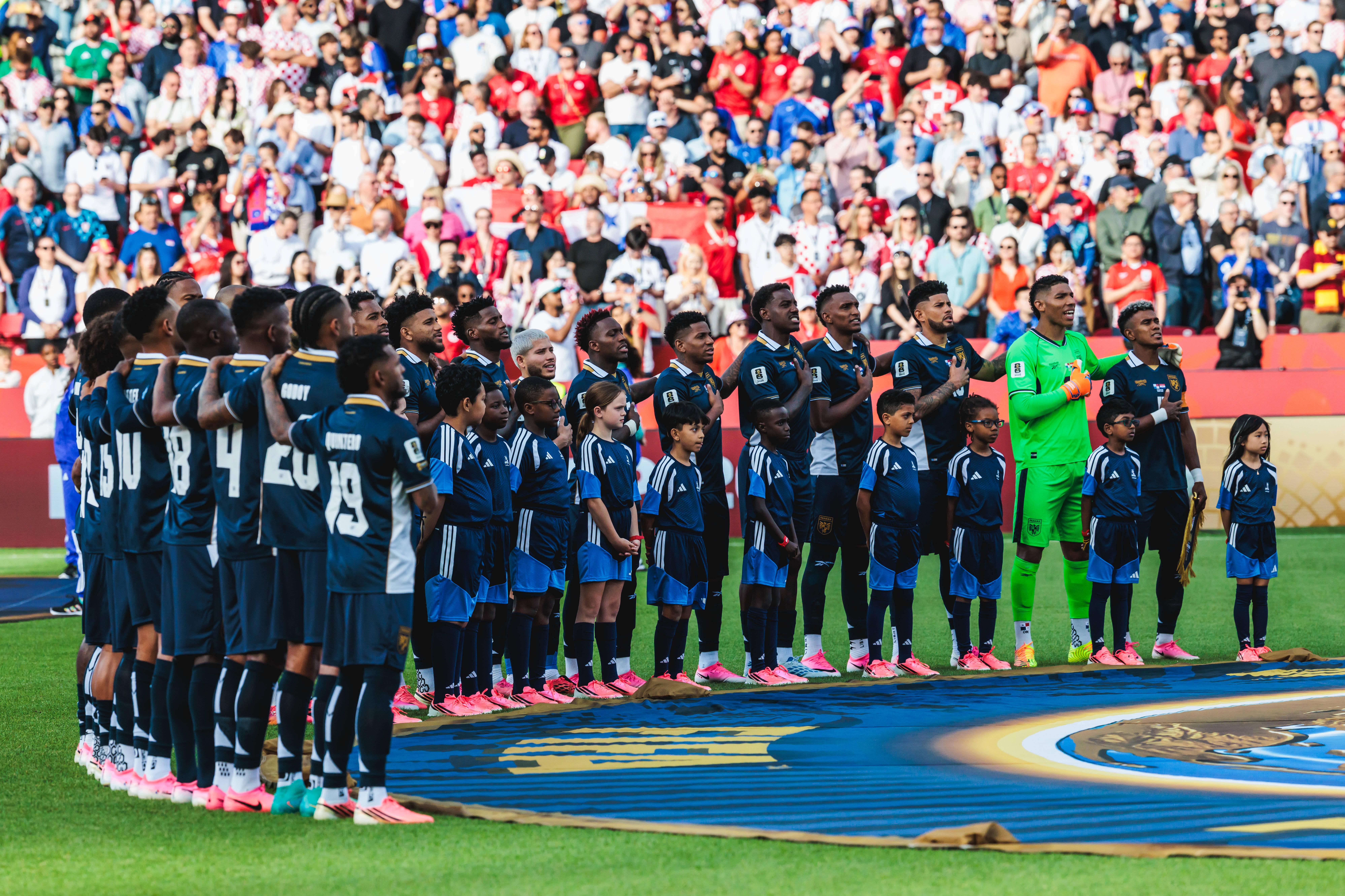 Jogadores do Panamá a cantar o hino nacional