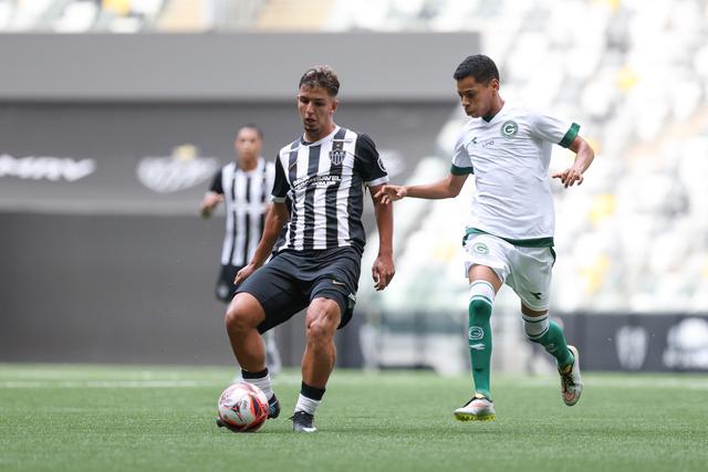 Mateus Iseppe (esq.) vai reforçar o Nacional, por empréstimo do Atlético Mineiro. -Foto: D.R.