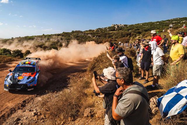 Thierry Neuville conseguiu manter manter-se na frente no final do dia        Fotografia Imago