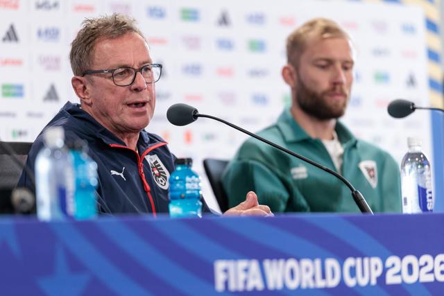 Ralf Rangnick, selecionador da Áustria, ao lado de Laimer