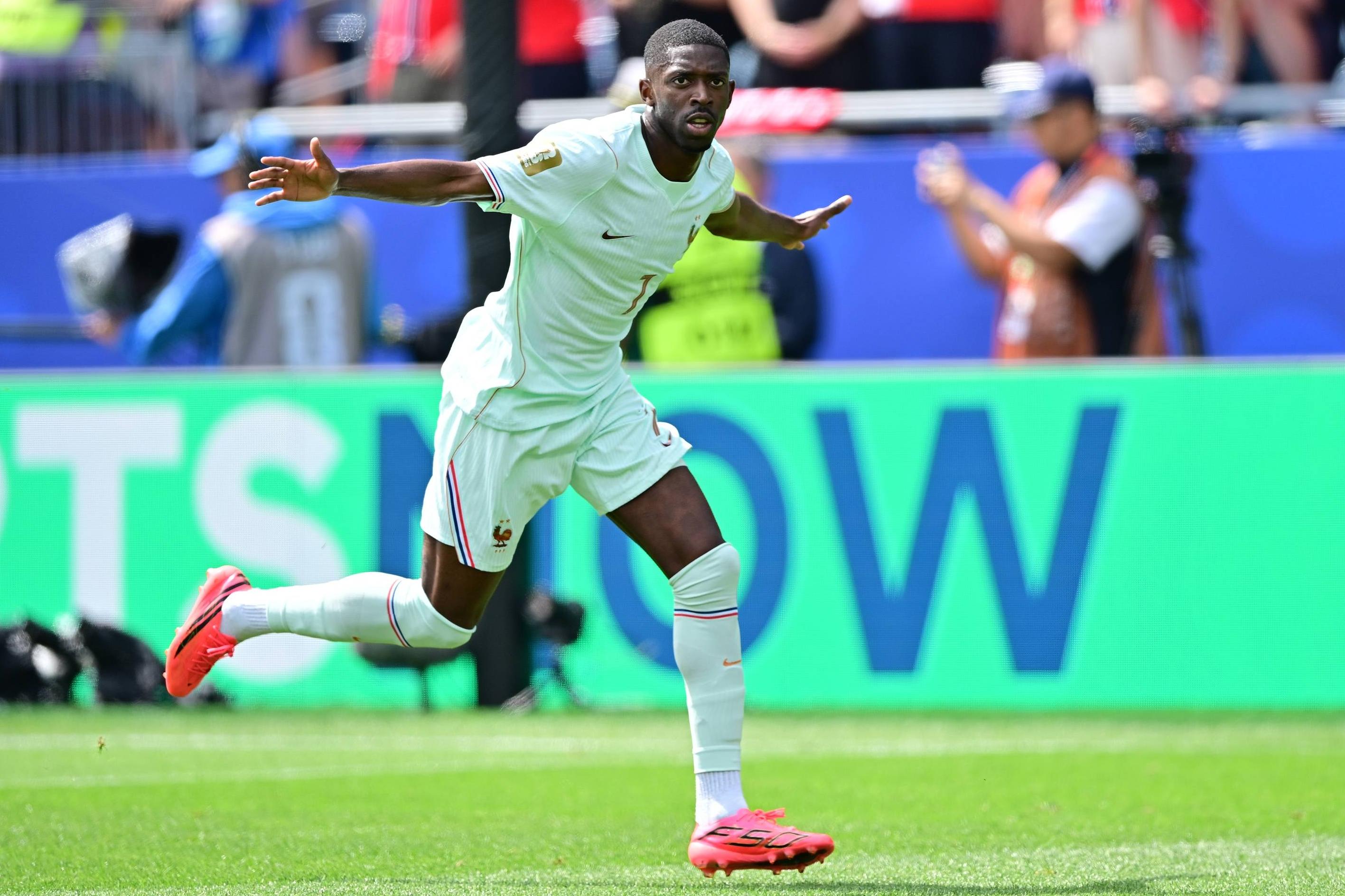 Noite de sonho para Ousmane Dembélé, autor de três golos - Foto: Imago