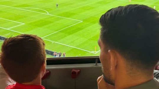 Benfica: Pizzi na Luz a ver jogo contra o Brentford... com companhia especial