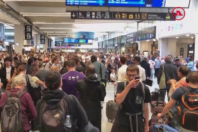 Caos em Paris: linhas de comboio incendiadas