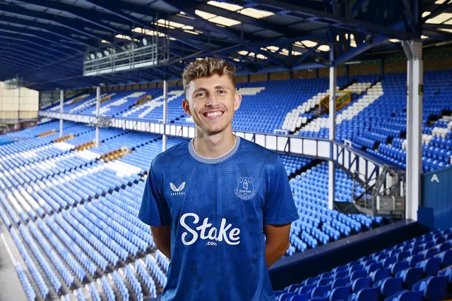 Oficial: Nápoles empresta Lindstrom ao Everton