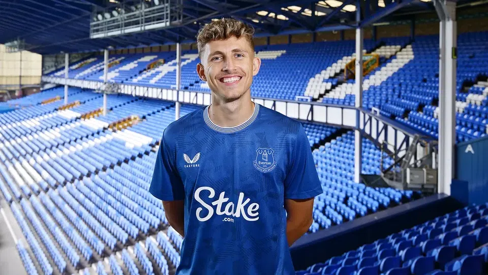 Oficial: Nápoles empresta Lindstrom ao Everton