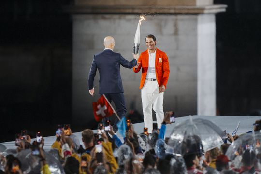 VÍDEO: Momento para a história: Zidane entregou a tocha olímpica a Rafael Nadal