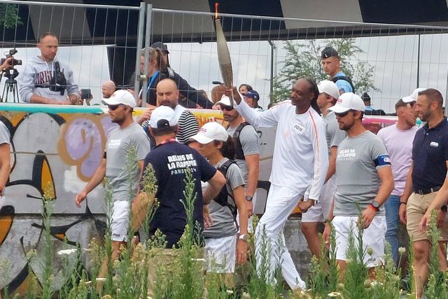 Fotos e vídeo: Snoop Dogg carrega tocha olímpica