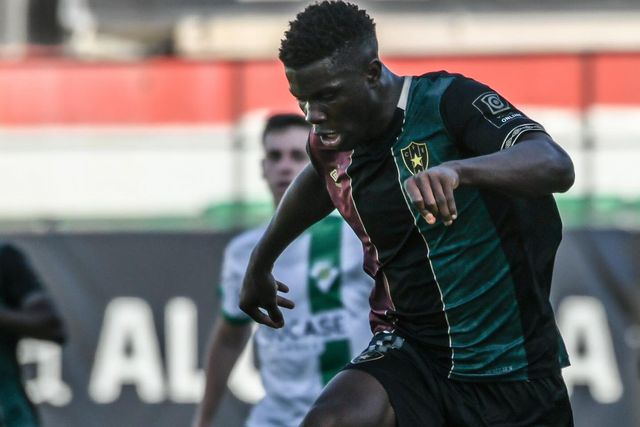 Estrela da Amadora: Ekanga cedido ao Belenenses por uma temporada