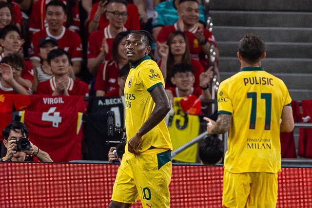 Rafael Leão marca ao Liverpool e homenageia Diogo Jota (vídeo)