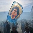 Adeptos do Nápoles fazem a festa com bandeira de Maradona