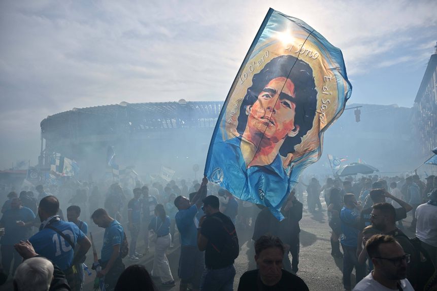 Adeptos do Nápoles fazem a festa com bandeira de Maradona