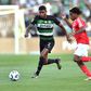 Matheus Reis, defesa do Sporting, conduz a bola perante a oposição de Leandro Barreiro, médio do Benfica