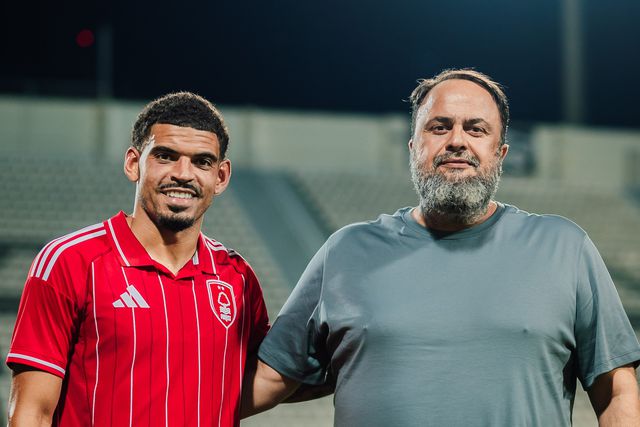 Gibbs-White ao lado de Evangelos Marinakis. Foto Nottingham Forest