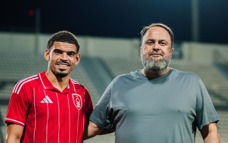Gibbs-White ao lado de Evangelos Marinakis. Foto Nottingham Forest