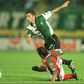 Simão Sabrosa, que jogou na equipa principal do Sporting de 1997 a 1999, tenta passar por um jogador do Marítimo