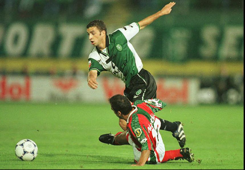 Simão Sabrosa, que jogou na equipa principal do Sporting de 1997 a 1999, tenta passar por um jogador do Marítimo