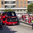 A apoteótica chegada do autocarro do Benfica junto à estátua de Eusébio (vídeo)