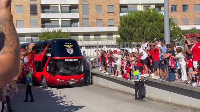 A apoteótica chegada do autocarro do Benfica junto à estátua de Eusébio (vídeo)