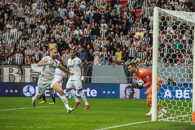 VÍDEO: Arthur Cabral volta a marcar pelo Botafogo