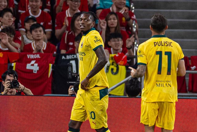 Rafael Leão em ação com a camisola do Milan no jogo de preparação com o Liverpool