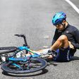 Tour: ciclista cai e desastre é evitado por pouco (vídeo)