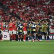 Jogadores do Benfica e Fenerbahçe na Luz