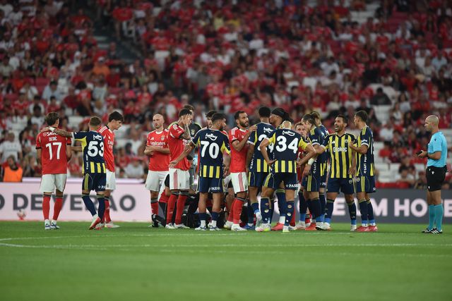 Jogadores do Benfica e Fenerbahçe na Luz