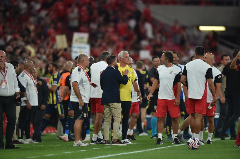 José Mourinho ao lado de Simão Sabrosa