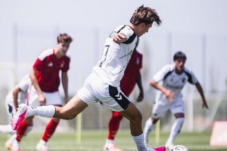 Miguel Nogueira apontou o golo que deu o empate ao Vitória de Guimarães diante do Nottingham Forest — Foto: Vitória SC