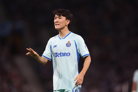 Inbeom Hwang poupado por Robert Moreno frente ao Equador