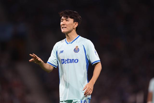 Inbeom Hwang poupado por Robert Moreno frente ao Uruguai
