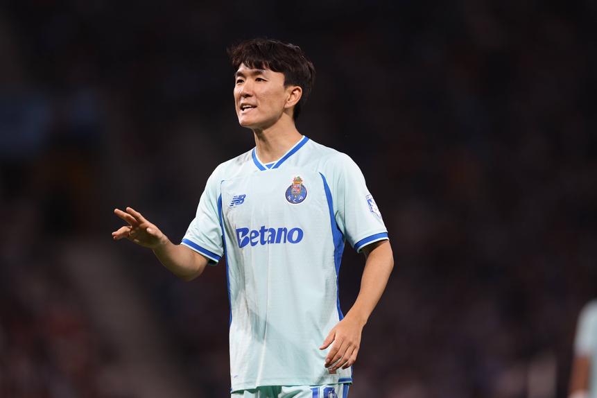 Inbeom Hwang poupado por Robert Moreno frente ao Equador
