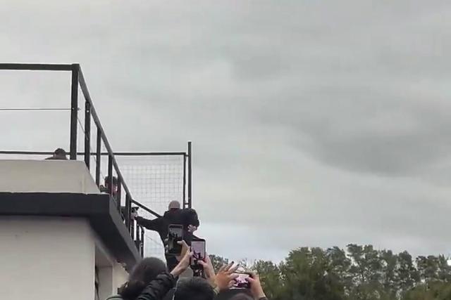 Messi tentou não dar nas vistas num jogo da 4.ª Divisão, mas foi 'engolido'
