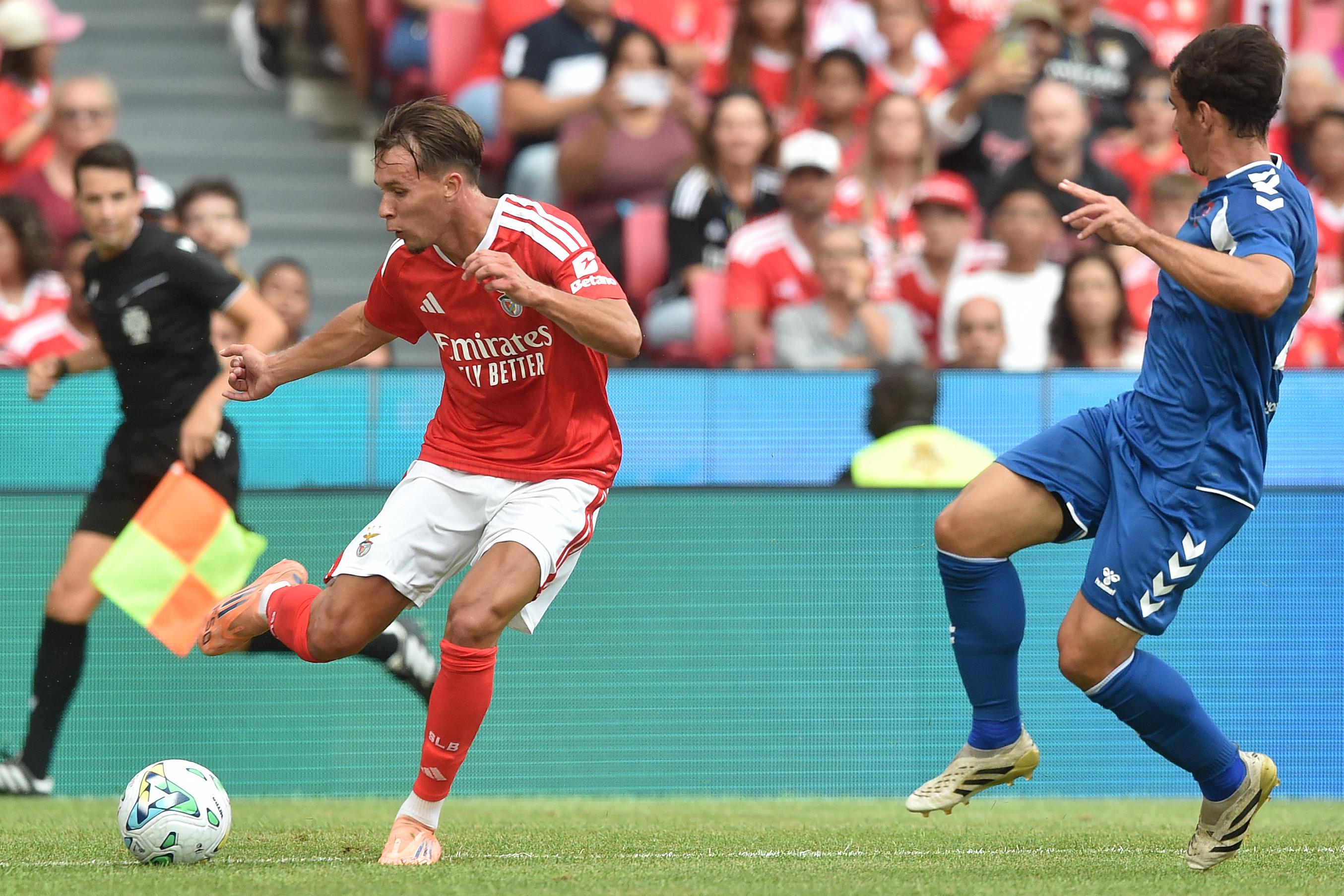 Dedic em ação no particular entre Benfica e Belenenses no Estádio da Luz — Foto: IMAGO