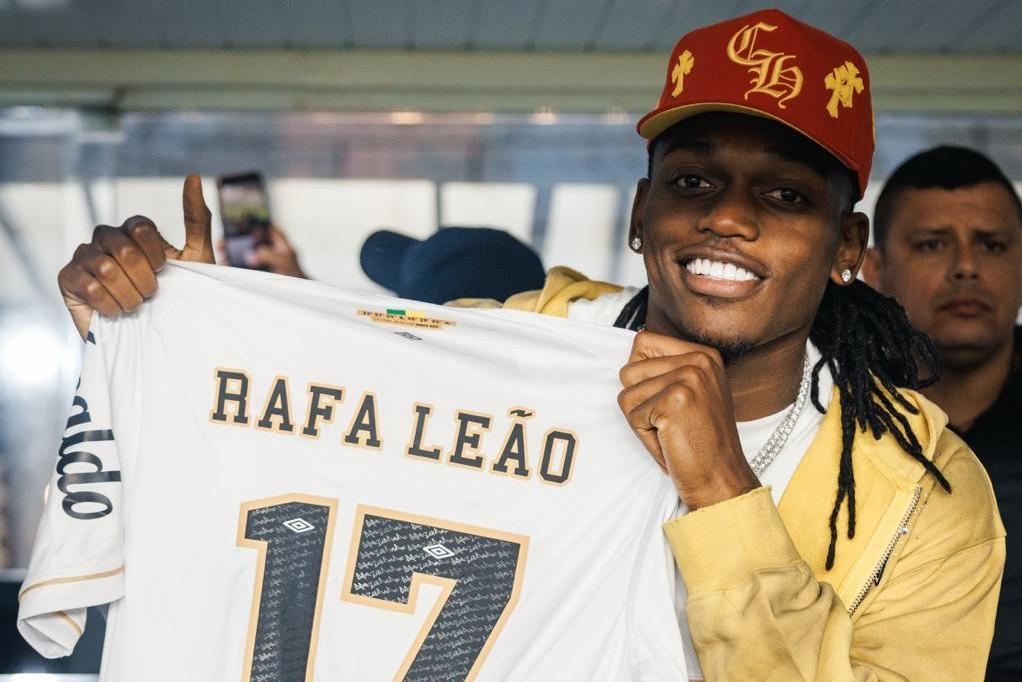 Rafael Leão recebeu camisola do peixe - Foto: Santos