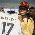 Rafael Leão recebeu camisola do peixe - Foto: Santos