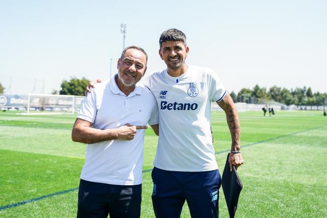 Artur esteve com Lucho González no Olival - Foto: FC Porto