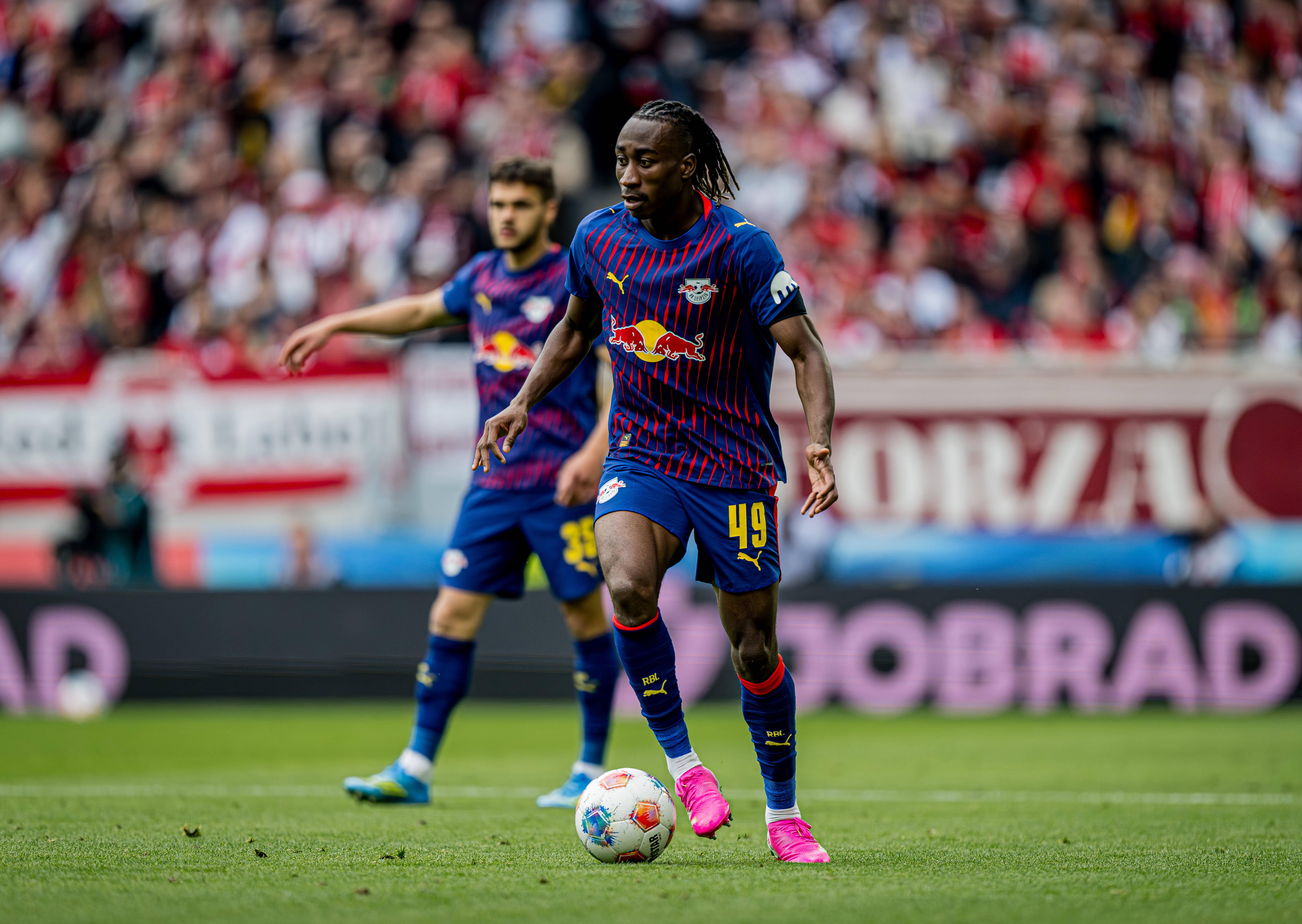 1. Yan Diomande - Está a ser apontado a uma saída para o Real Madrid por valores superiores a 100 milhões de euros. PSG atento. Extremo custou cerca de 20 milhões de euros há um ano