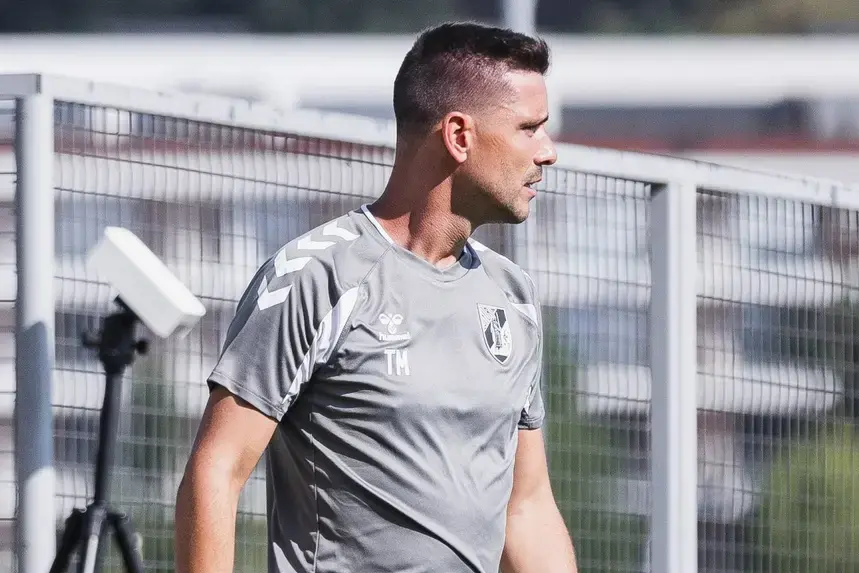 Tiago Margarido aplaude a entrega dos jogadores que orienta no Vitória de Guimarães — Foto: Vitória de Guimarães