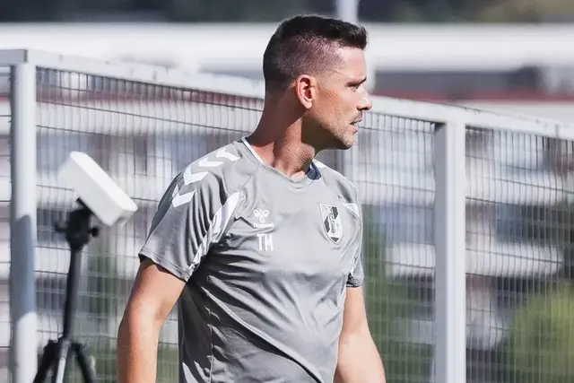 Tiago Margarido aplaude a entrega dos jogadores que orienta no Vitória de Guimarães — Foto: Vitória de Guimarães
