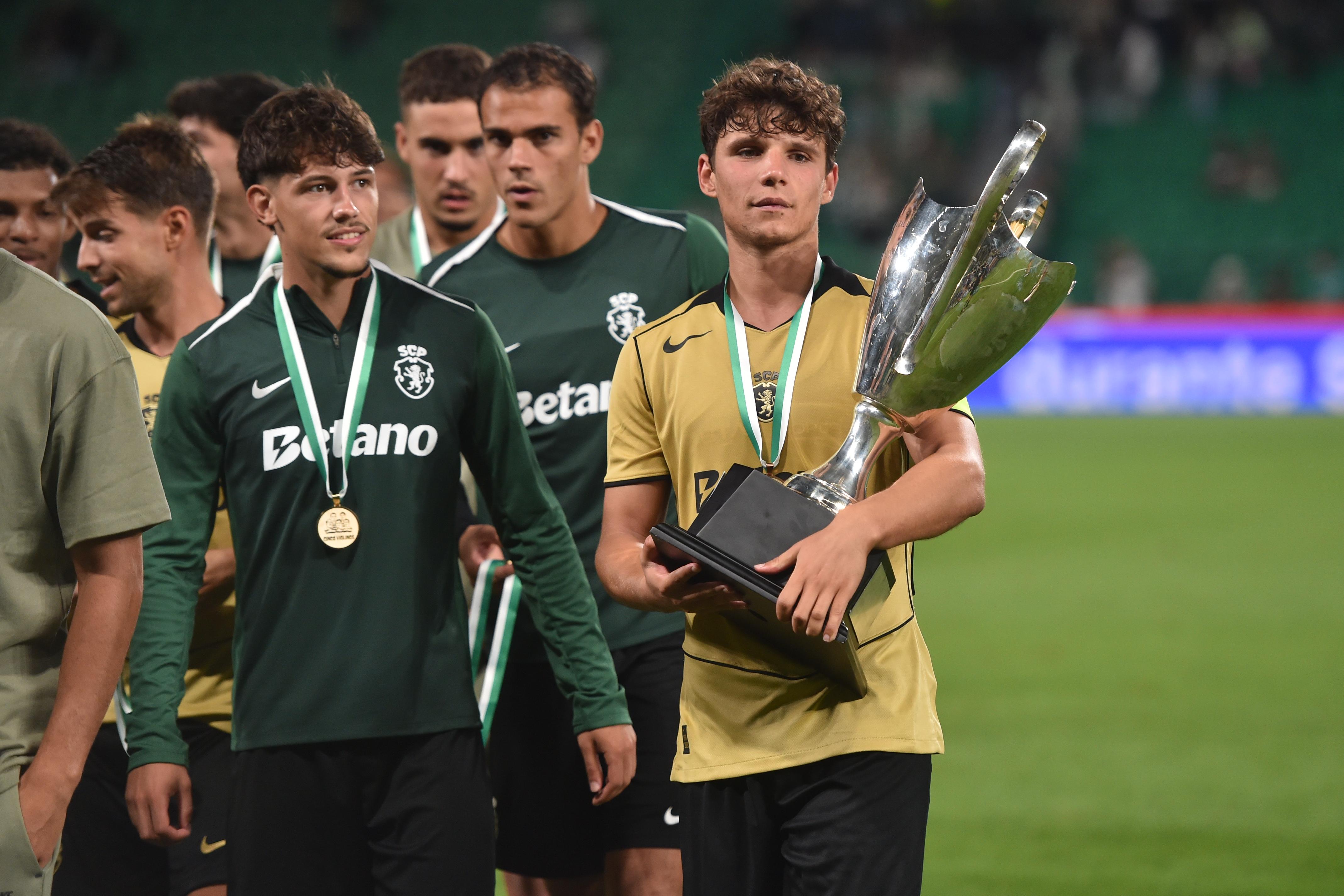 Rafael Nel ao lado do capitão Eduardo Quaresma, que carregou a taça referente à conquista do Troféu Cinco Violinos - Foto: Miguel Nunes