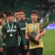Rafael Nel ao lado do capitão Eduardo Quaresma, que carregou a taça referente à conquista do Troféu Cinco Violinos - Foto: Miguel Nunes