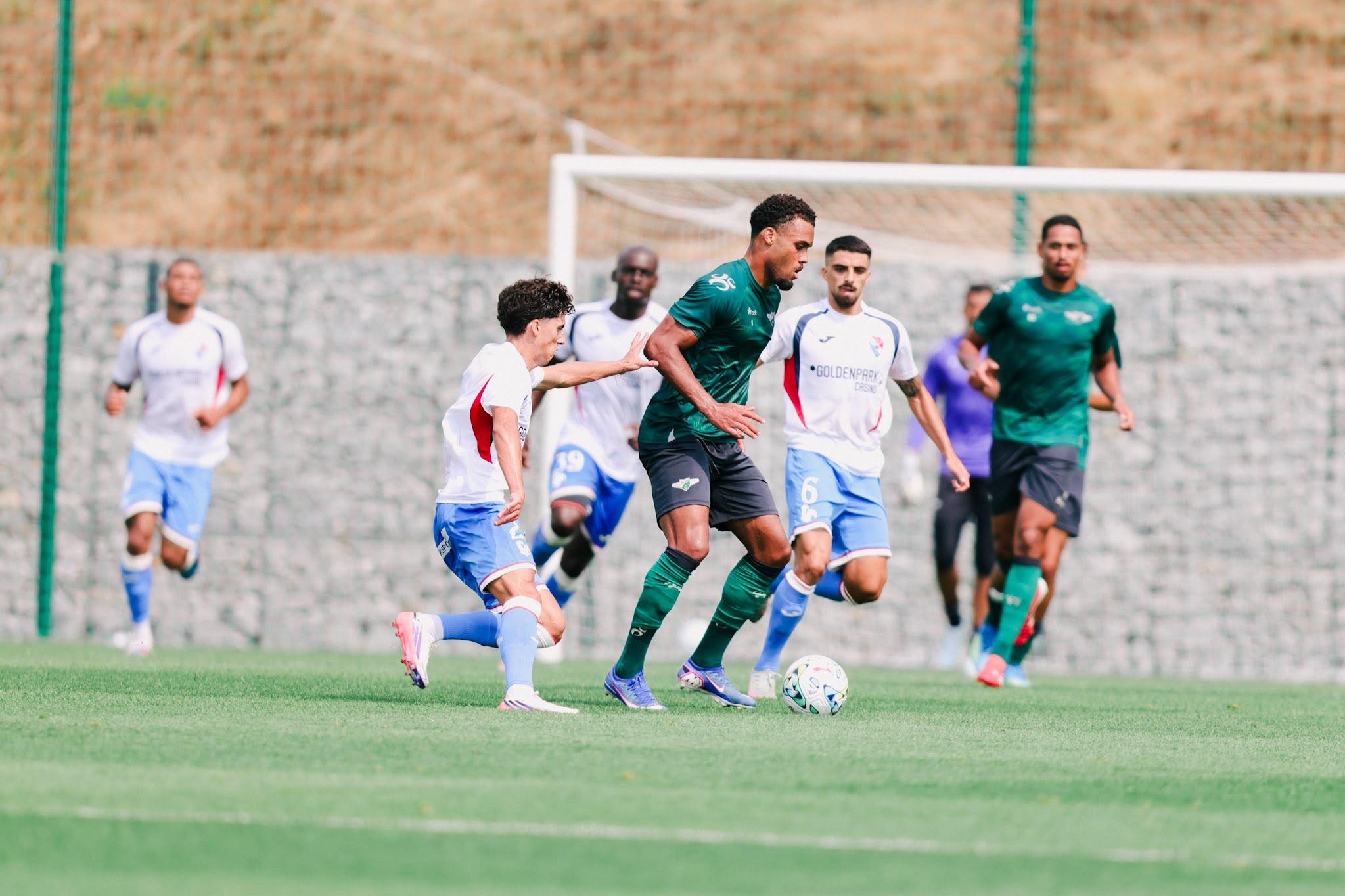 Alexandre Parsemain não tem deixado os seus créditos por mãos alheias e tem sido o goleador do Moreirense — Foto: Moreirense